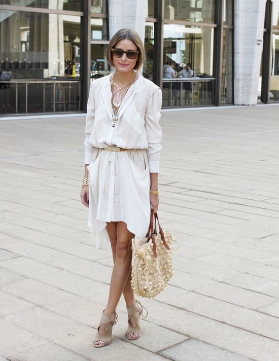Olivia Palermo в белом платье мини с тонким ремешком на талии, летние открытые ботильоны и сумка