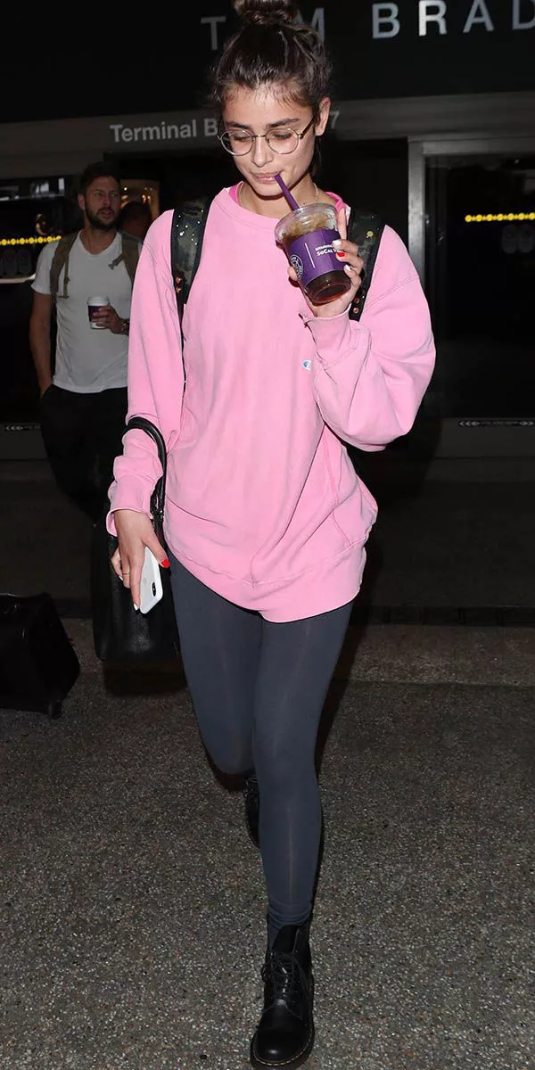 Тейлор Хилл в розовом свитере оверсайз и черных лосинах