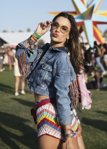 Алессандра Амбросио в солнцезащитных очках в форме цветочка, джинсовая куртка и разноцветные мини шорты