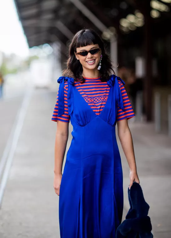 Девушка в синем длинном платье и футболке в полоску