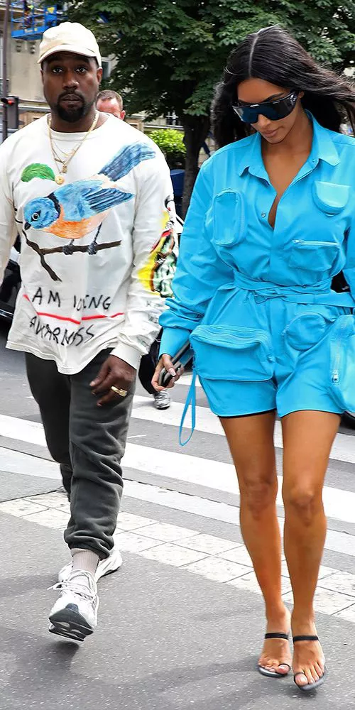 Ким Кардашян в голубом комбинезоне с длинными рукавами и поясом