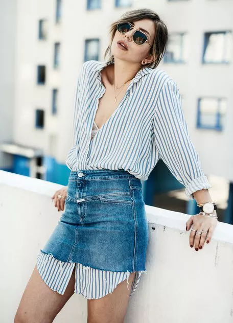 Maria Astor в джинсовой юбке мини и полосатой длинной рубашке