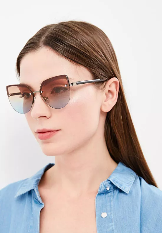 Модель в больших солнцезащитных очках