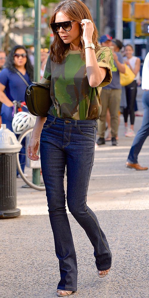 Виктория Бекхэм в простой футболке и джинсах клеш
