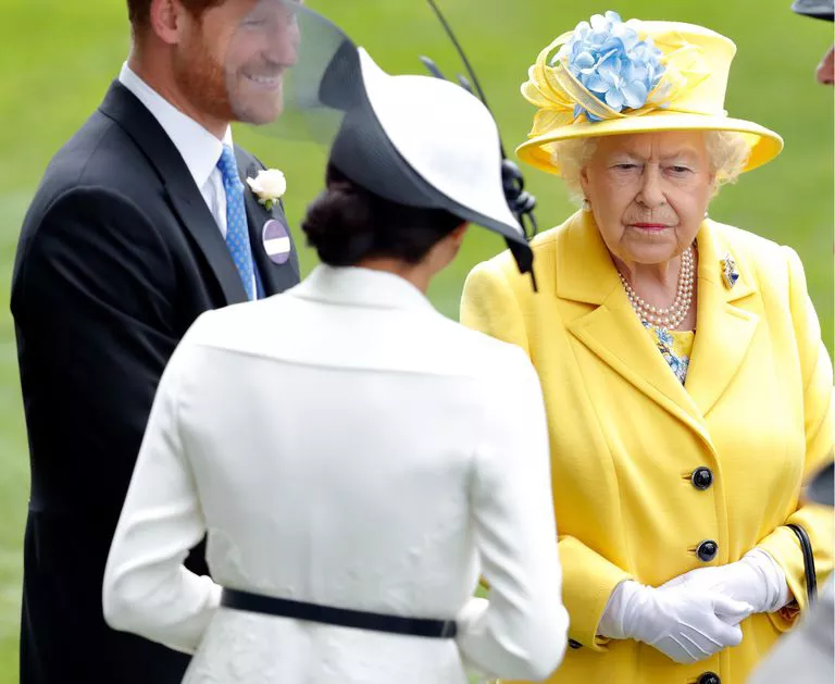 Королева Елизавета в желтом наряде со шляпкой
