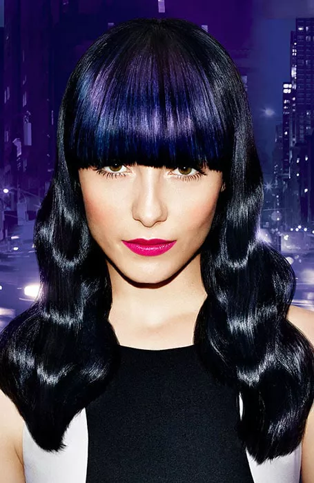 Модель с черными блестящими волосми с синей челкой