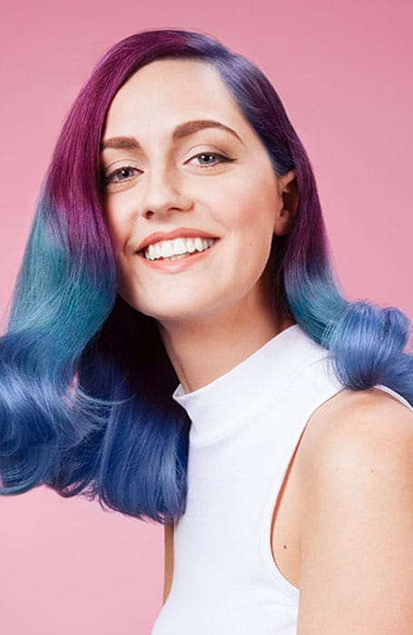 Модель с волосами омбре фиолетово голубые оттенки