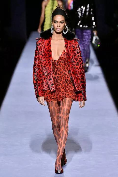 Модель в мини платье и красной куртке с животным принтом, осенняя тенденция