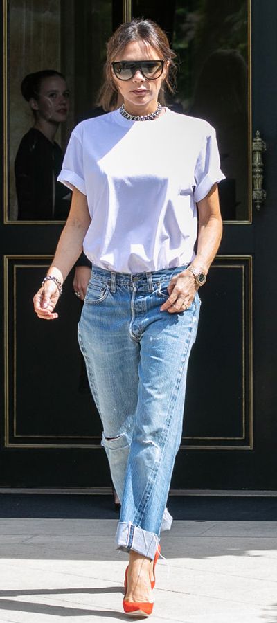 Виктория Бекхэм в подвернутых джинсах, простая белая футболка и красные туфли
