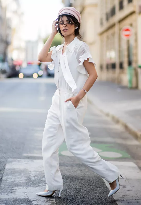 Девушка в белых брюках, блузка и туфли на шпильке