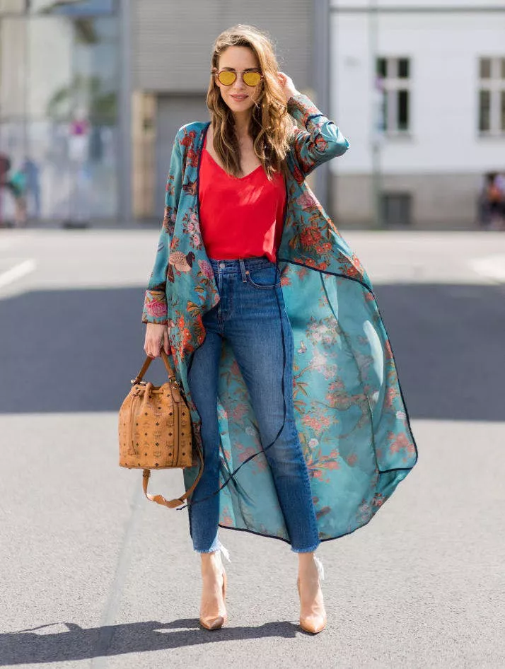 Девушка в джинсах, красный топ и кимоно с принтом