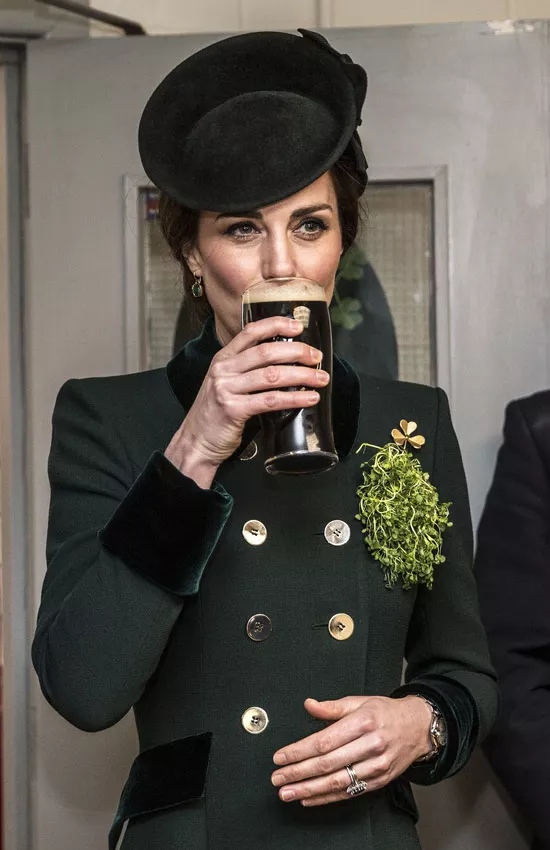 Кейт Миддлтон в темно зеленом жакете с пуговицами и шляпка
