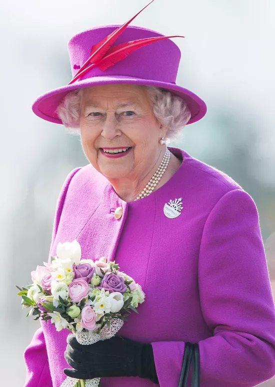 Королева Елизавета в фиолетовом пальто и шляпке