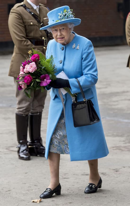Королева Елизавета в голубом пальто и шляпке