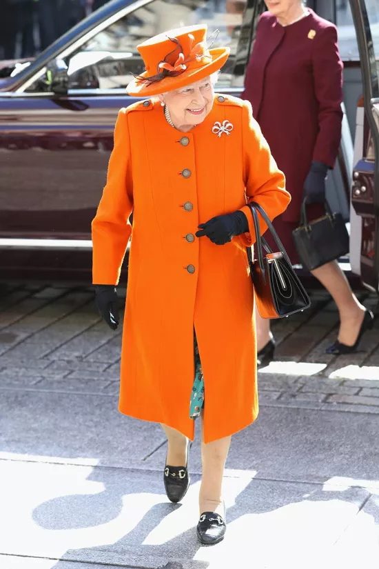 Королева Елизавета в ярко оранжевом пальто и шляпке