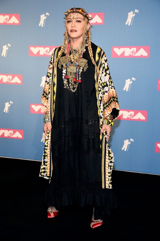Мадонна в черном платье и накидке в стиле хиппи