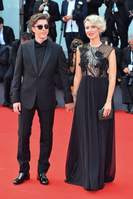Микеле Риондино в черном костюме и Eva Nestori в черном платье