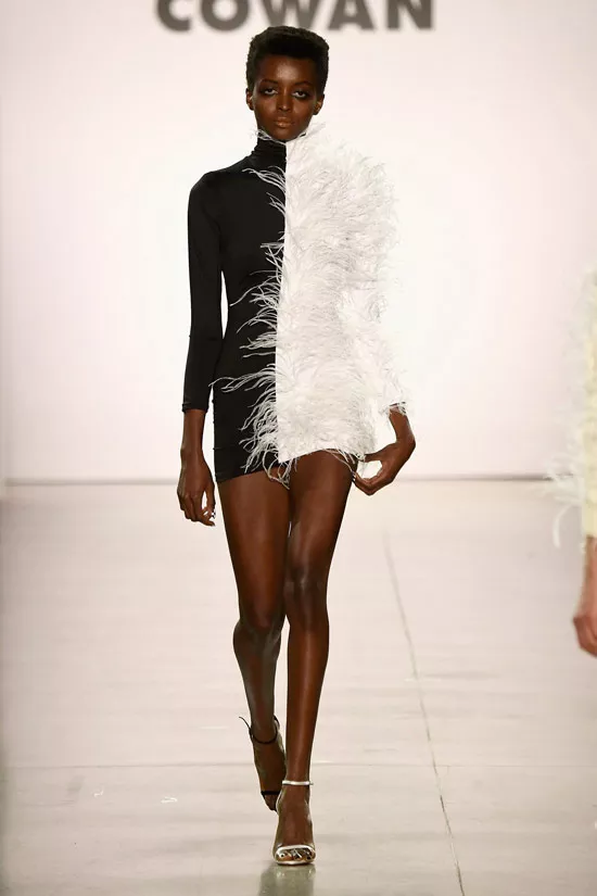 Модель в черно-белом платье мини с длинными рукавами от Christian Cowan
