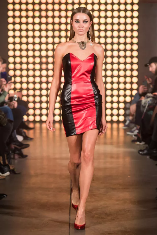 Модель в черно-красном платье мини от Besoт Turá
