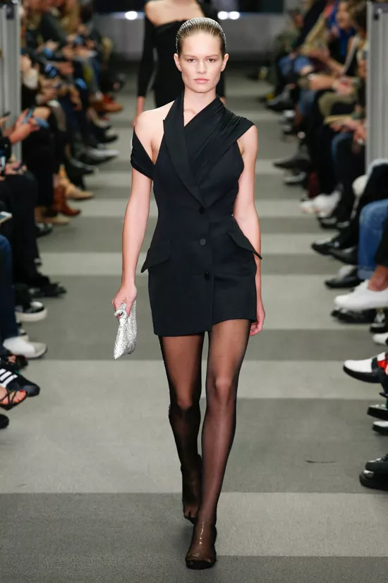 Модель в черном мини платье асимметричного кроя от Alexander Wang