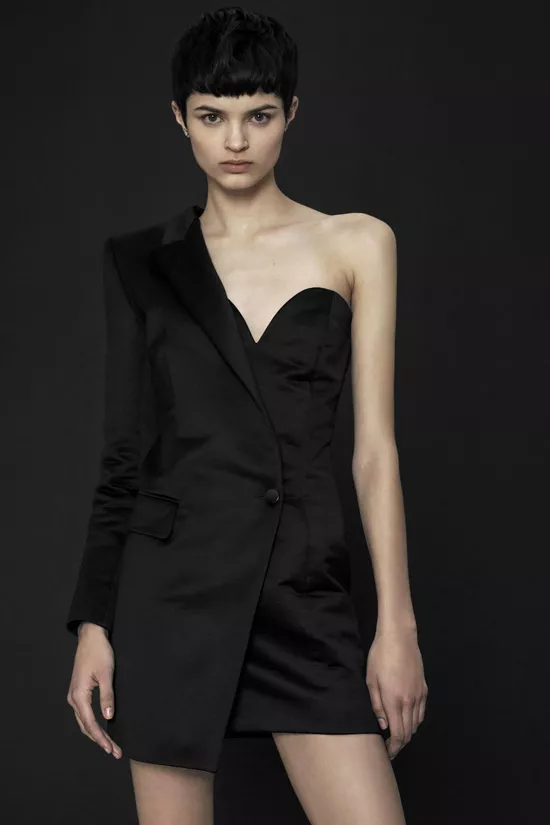 Модель в черном платье пиджак на одно плечо от Barbara Bui