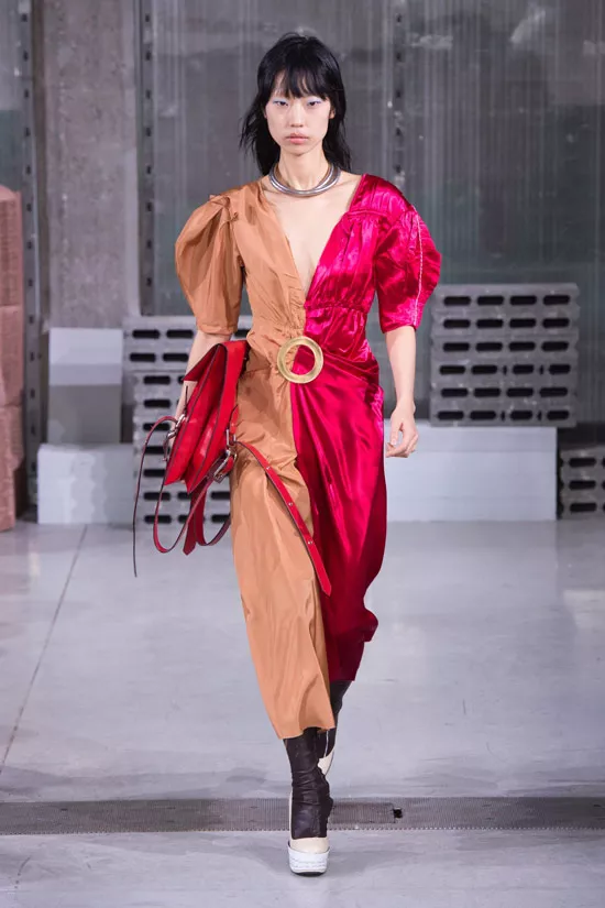 Модель в красно бежевом плтье от Marni