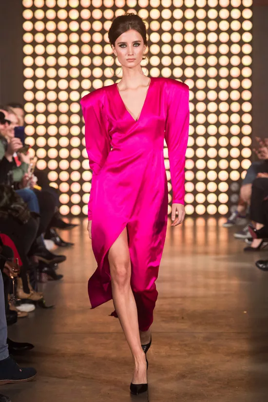 Модель в розовом платье с объемными плечами от Beso Turá