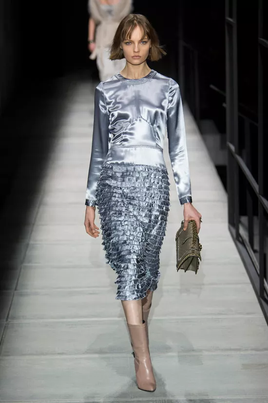 Модель в серебристом платье с длинными рукавами от Bottega Veneta