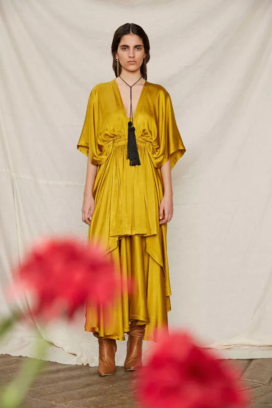 Модель в желтом атласном платье макси от Kitx