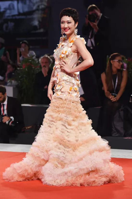 Актриса в необычном персиковом платье макси