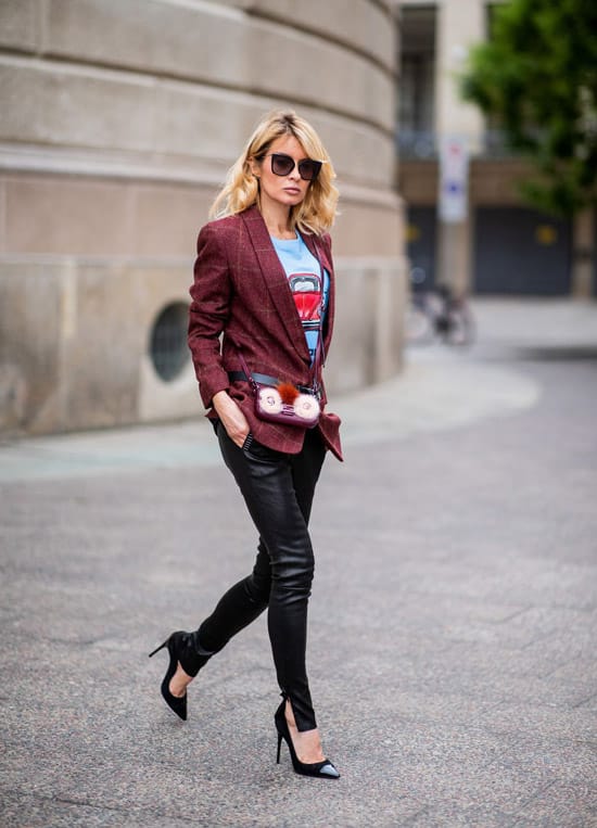 Девушка в кожаных леггинсах, модная футболка и бордовый блейзер