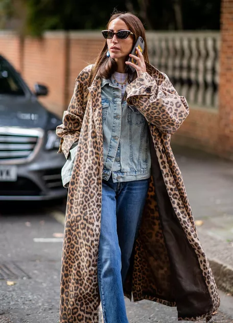 Девушка в пльто с леопардовым принтом, джинсы и джинсовая куртка
