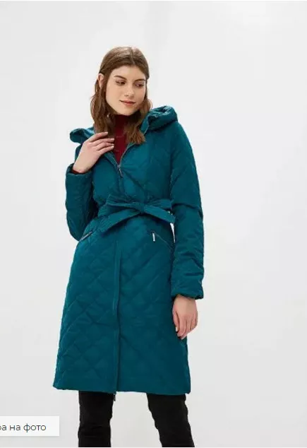 Девушка в зеленом синтепоновом пальто с поясом