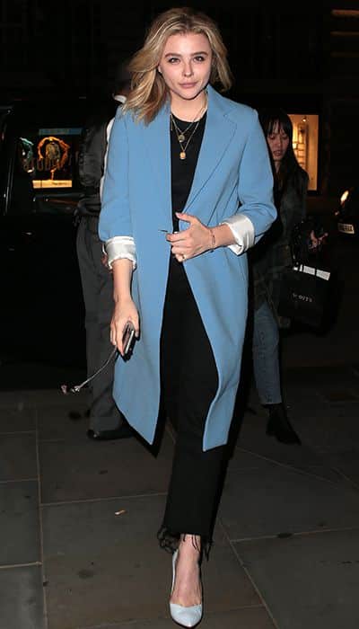 Хлоя Грейс Морец в голубом пальто и черных джинсах