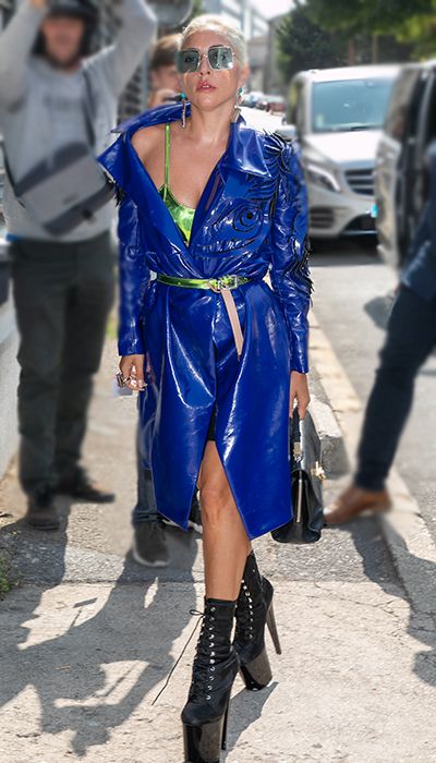 Леди Гага в синем лакированном плаще и ботильонах на платформе