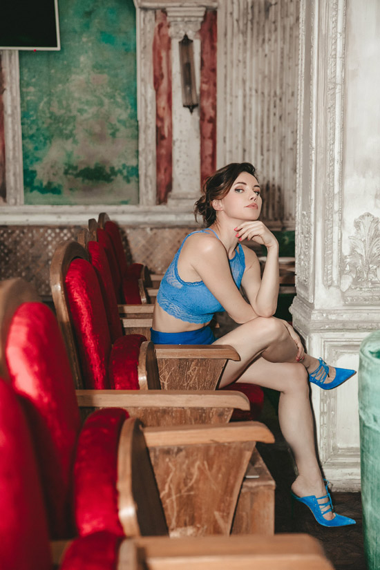 Лора Резникова в голубом топе и голубых туфлях с острым носом от Le Silla