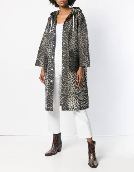 Модель в леопардовом пальто с капюшоном и белых брюках