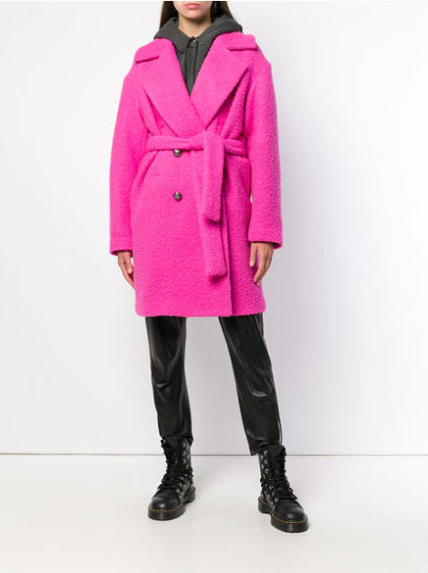 Модель в розовом плюшевом пальто с поясом с кожаными брюками