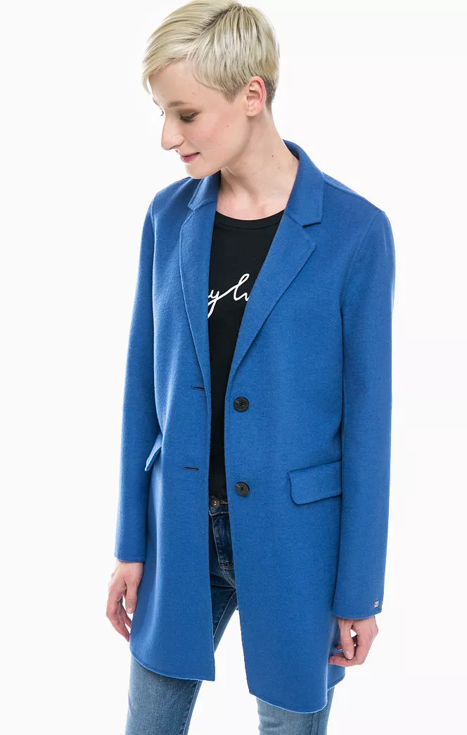 Модель в синем пальто мужского кроя