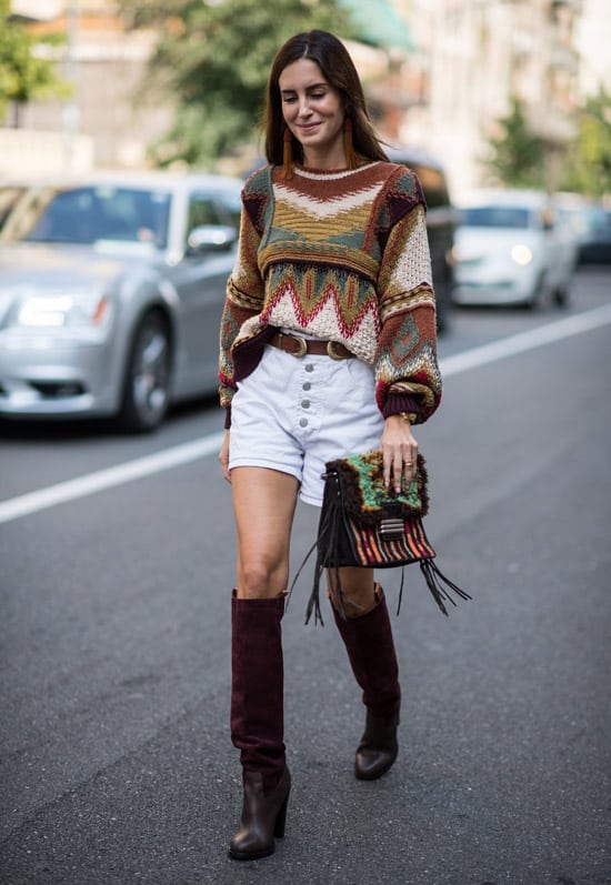 Девушка в белыз шортах, коричневый свитер и ботфорты, ковбойский стиль
