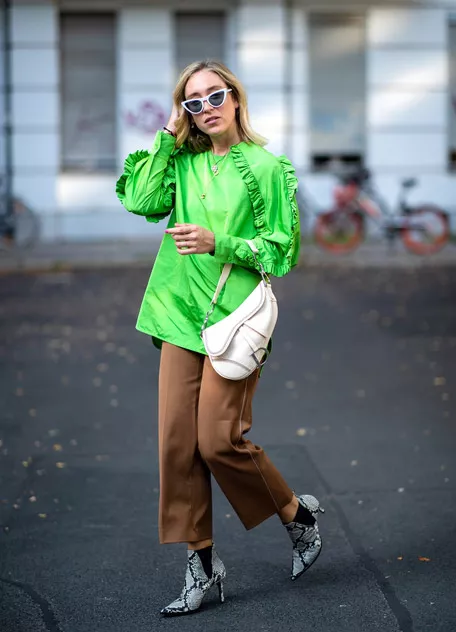Девушка в брюках кюлотах, зеленая блузка и ботильоны