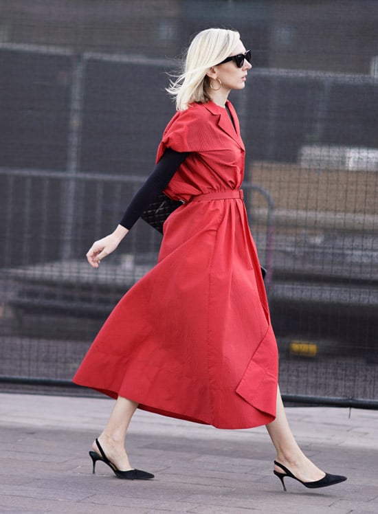 Девушка в красном платье миди с короткими рукавами и черная водолазка