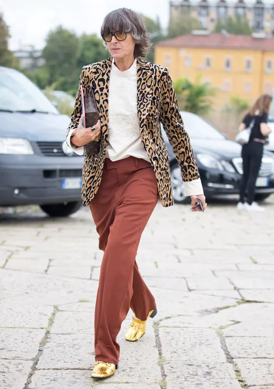 Девушка в леопардовом блейзере, белая блузка и золотые туфли