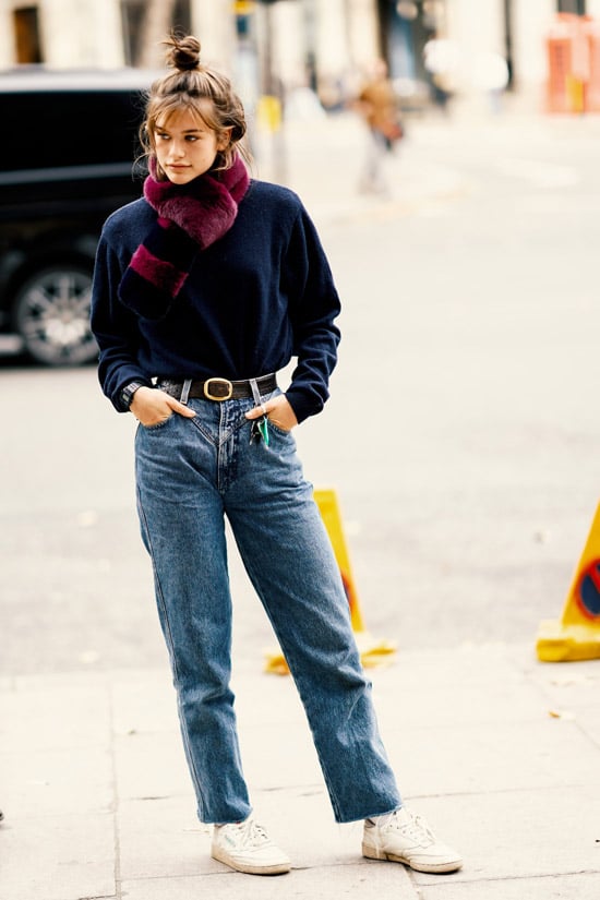 Девушка в мом джинсах с ремнем, свитшот и шарф