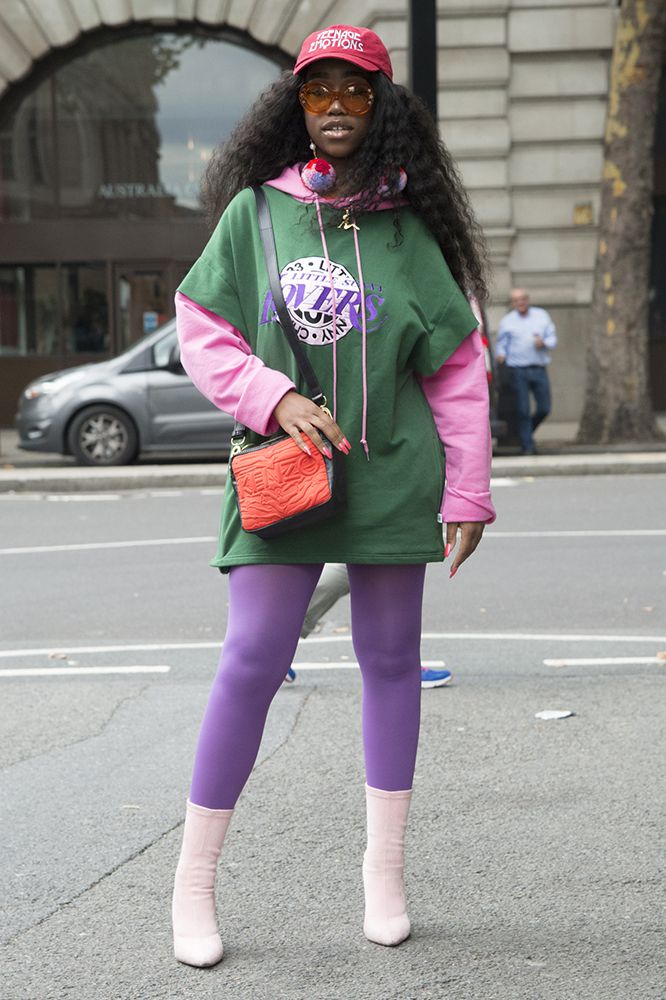 Девушка в зеленой футболке, фиолетовые колготки и белые ботильоны