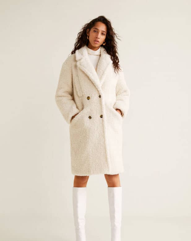 Модель в классическом белом пальто