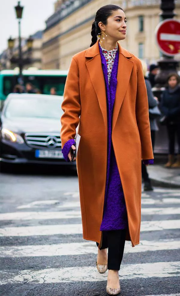 Caroline Issa в ораежевом пальто и фиолетом платье