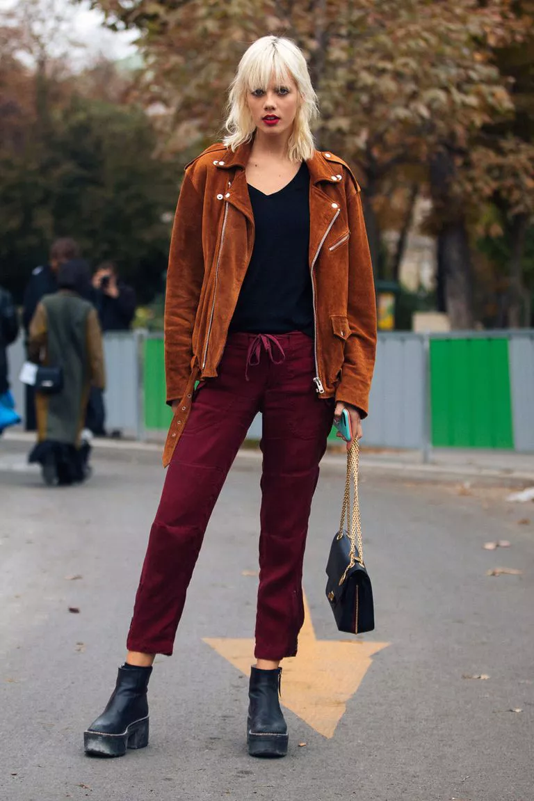 Девушка в бордовых брюках, замшевая куртка и ботинки на платформе