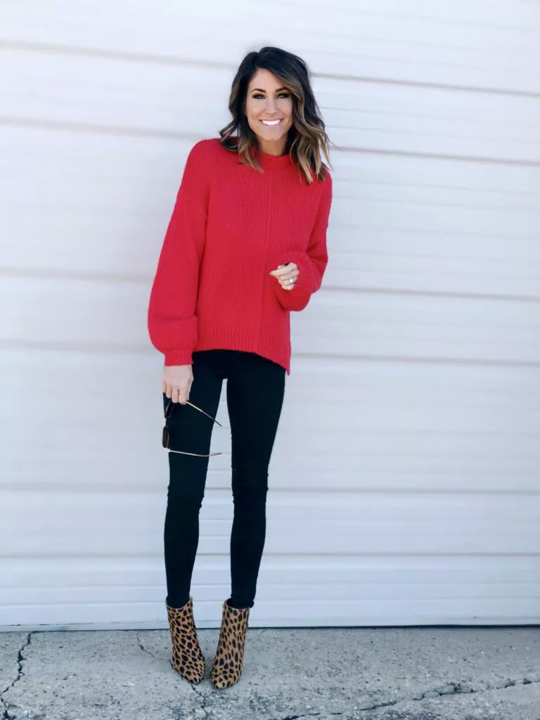 Девушка в черных брюках, красный свитер и леопардовые ботильоны