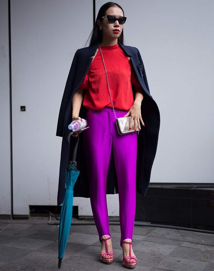 Девушка в фиолетовых брюках и красном топе
